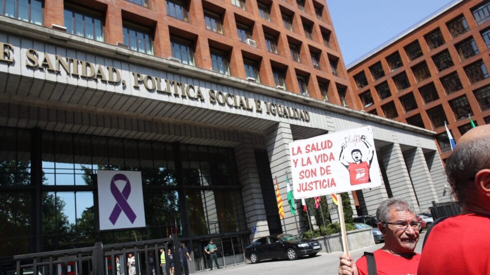 La plataforma de afectados por la hepatitis C a las puertas del Ministerio de Sanidad.