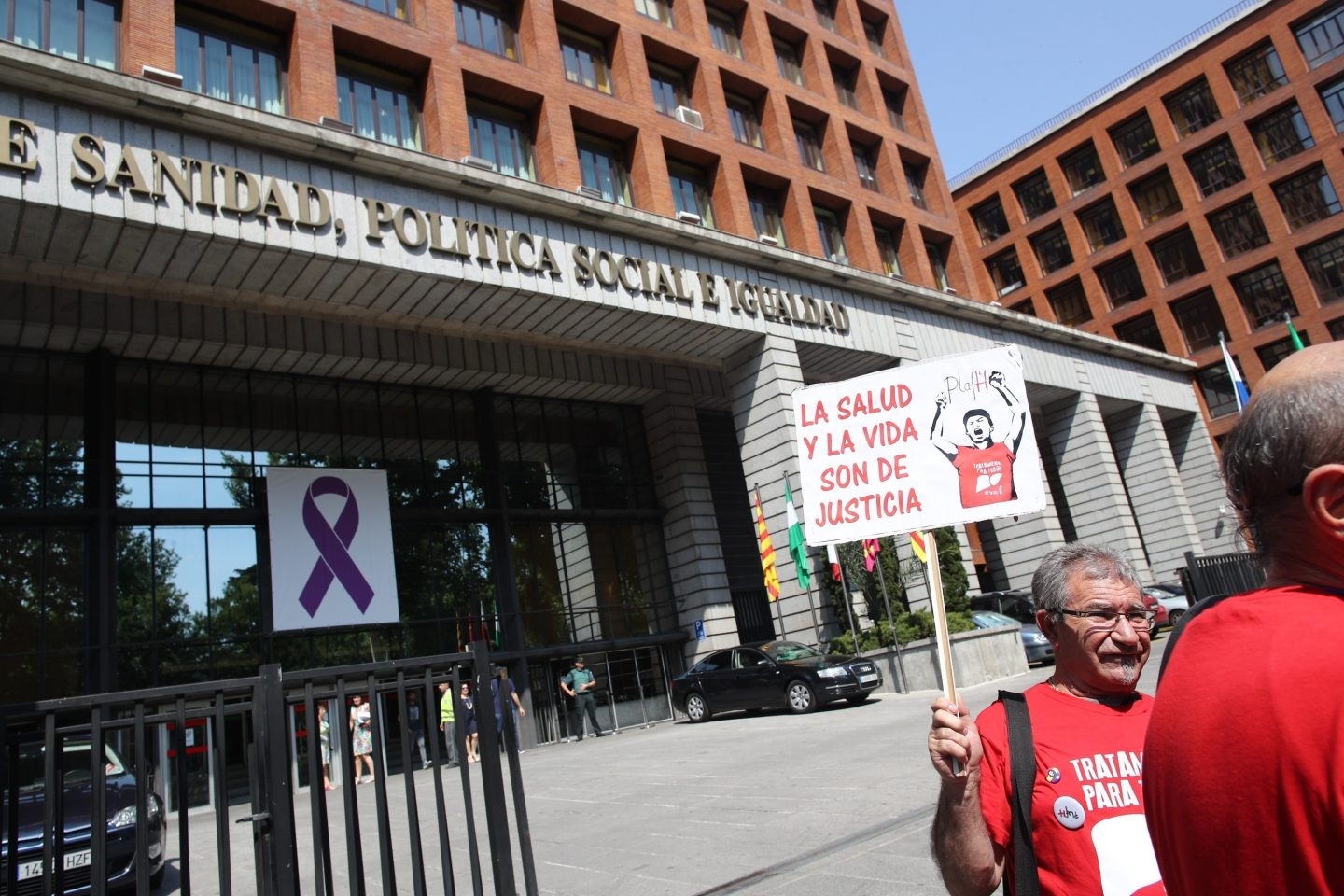 La plataforma de afectados por la hepatitis C a las puertas del Ministerio de Sanidad.