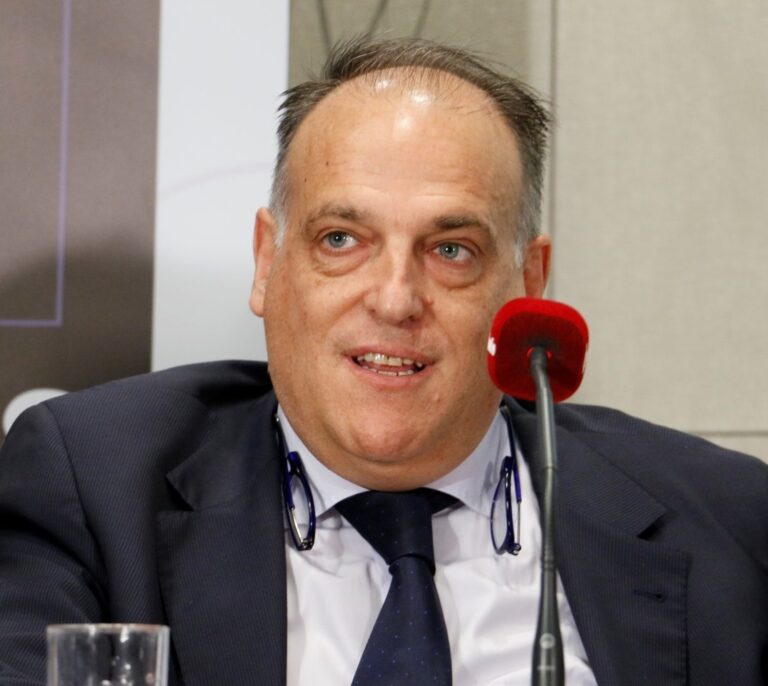 Tebas anuncia que el público podría volver a los estadios de fútbol "para enero"