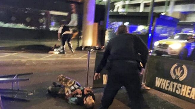 Uno de los terroristas yace en el suelo tras ser abatido.