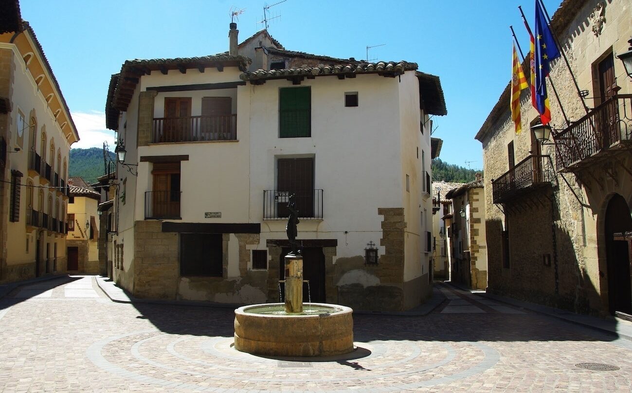 Plaza del pueblo Rubielos de Mora, en Teruel, una de las provincias con mayor despoblación.