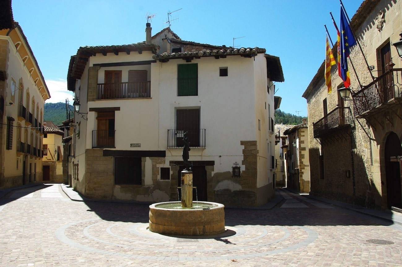 Plaza del pueblo Rubielos de Mora, en Teruel, una de las provincias con mayor despoblación.