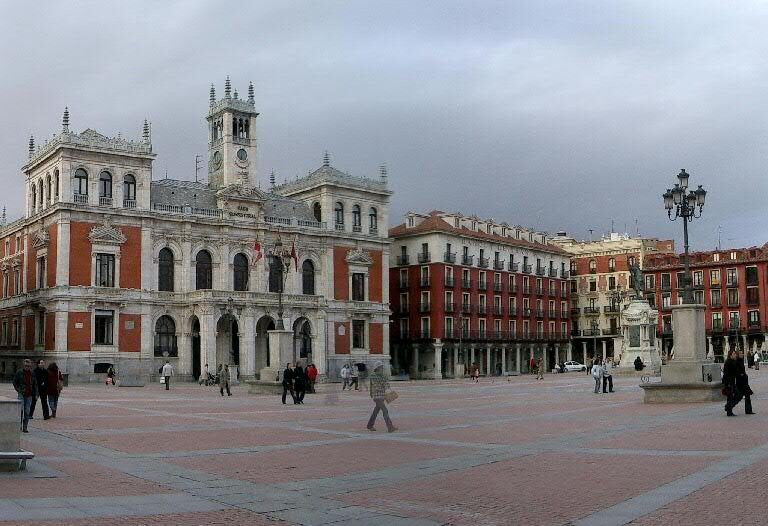 Valladolid cierra el acceso a los coches a su casco histórico por contaminación