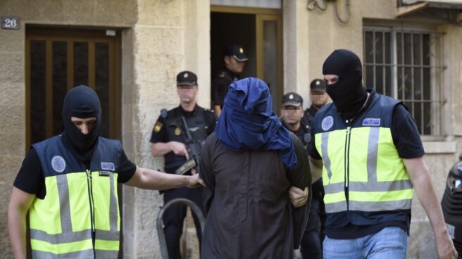 yihadistas_mallorca Uno de los yihadistas detenidos este miércoles en Inca, junto a los agentes de la Policía Nacional.