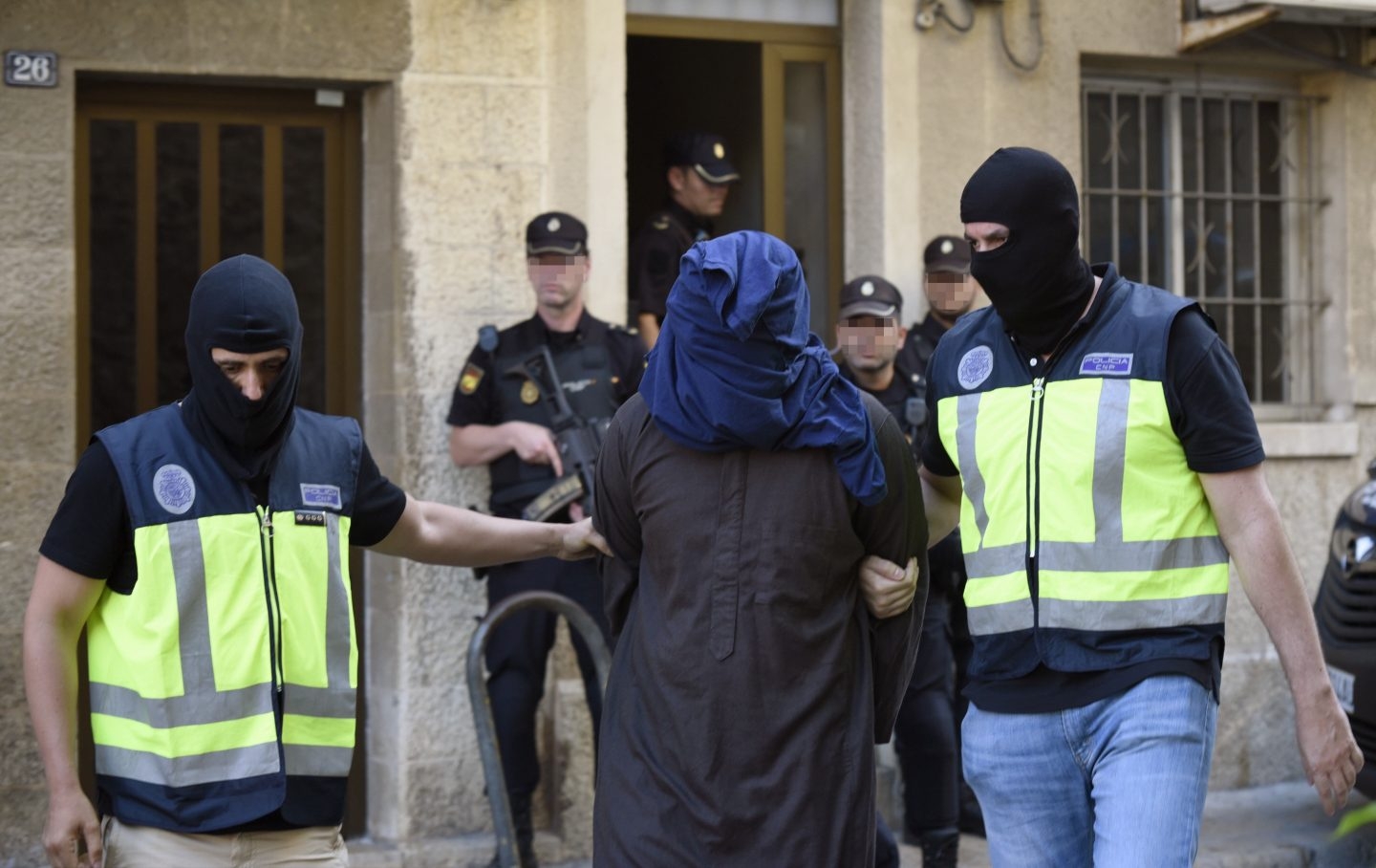 Uno de los yihadistas detenidos este miércoles en Inca, junto a los agentes de la Policía Nacional.