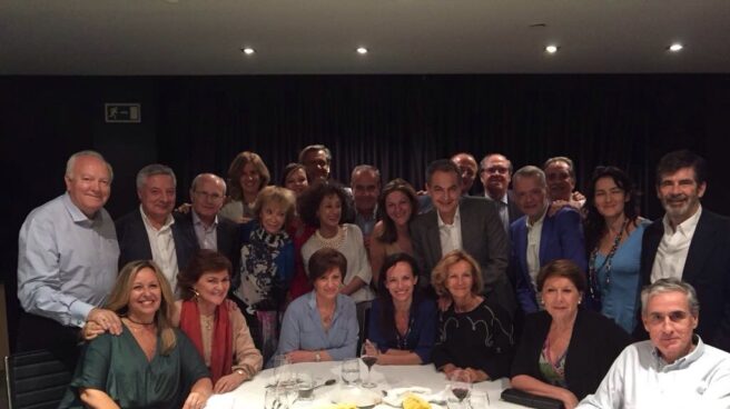 Cena de Zapatero con sus ministros.