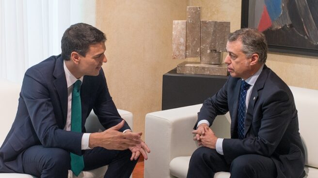 2015_07_17_lhk_pedro_sanchez_035 Pedro Sánchez e Iñigo Urkullu durante la reunión celebrada en Lehendakaritza en julio de 2015.