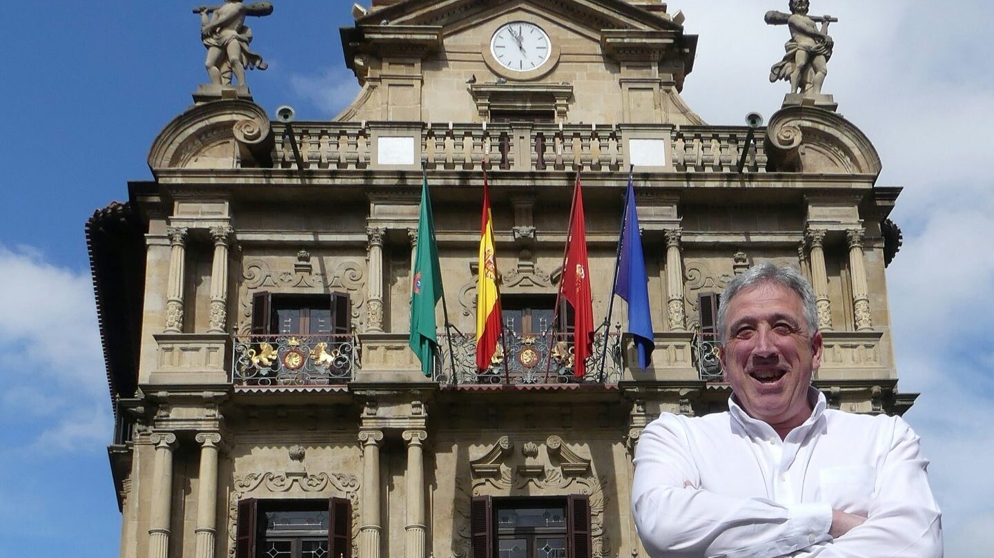 El alcalde de Pamplona, Joseba Asirón, frente a la fachada del Consistorio.
