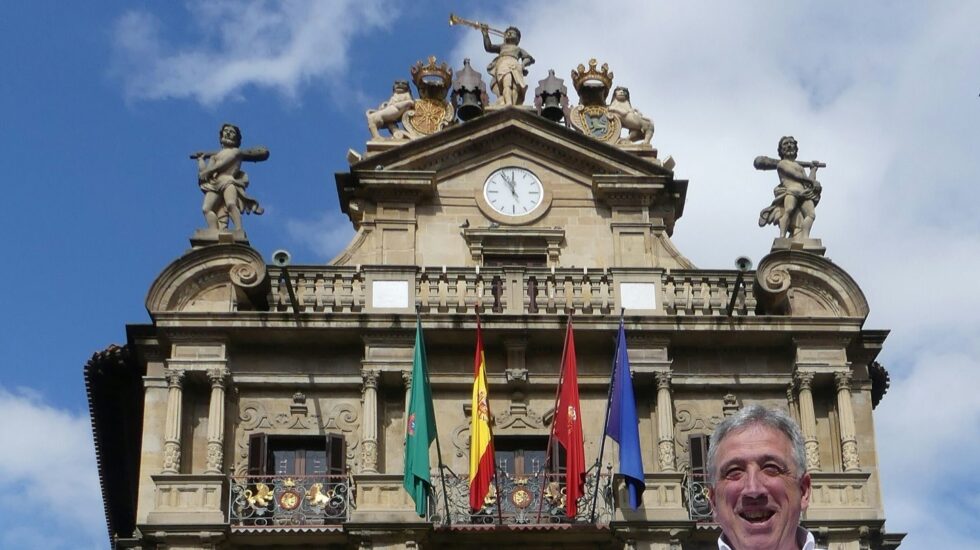 El alcalde de Pamplona, Joseba Asirón, frente a la fachada del Consistorio.