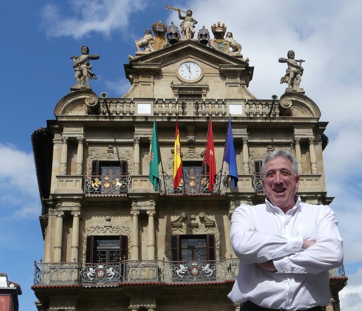 El alcalde de Pamplona, Joseba Asirón, frente a la fachada del Consistorio.