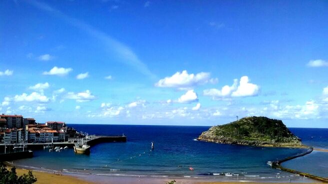 Vista de la isla de Lekeitio a un lado y del núcleo urbano al otro, entre la playa de Isuntza.