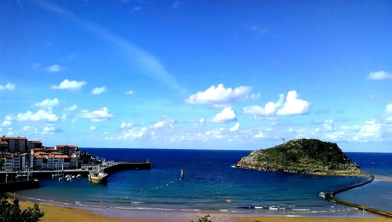 Vista de la isla de Lekeitio a un lado y del núcleo urbano al otro, entre la playa de Isuntza.