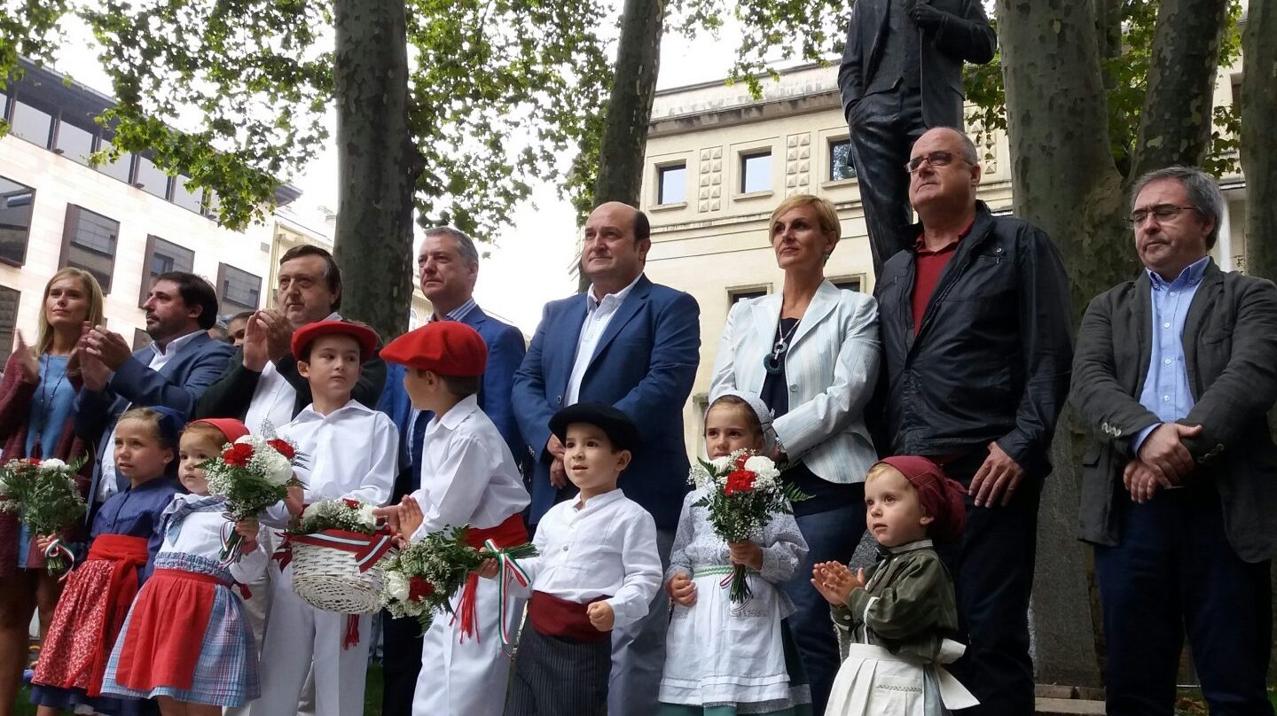 La dirección del PNV ante la estatua de Sabino Arana durante el acto celebrado esta mañana.