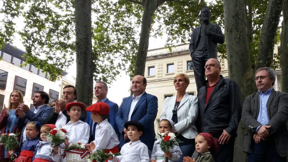 La dirección del PNV ante la estatua de Sabino Arana durante el acto celebrado esta mañana.