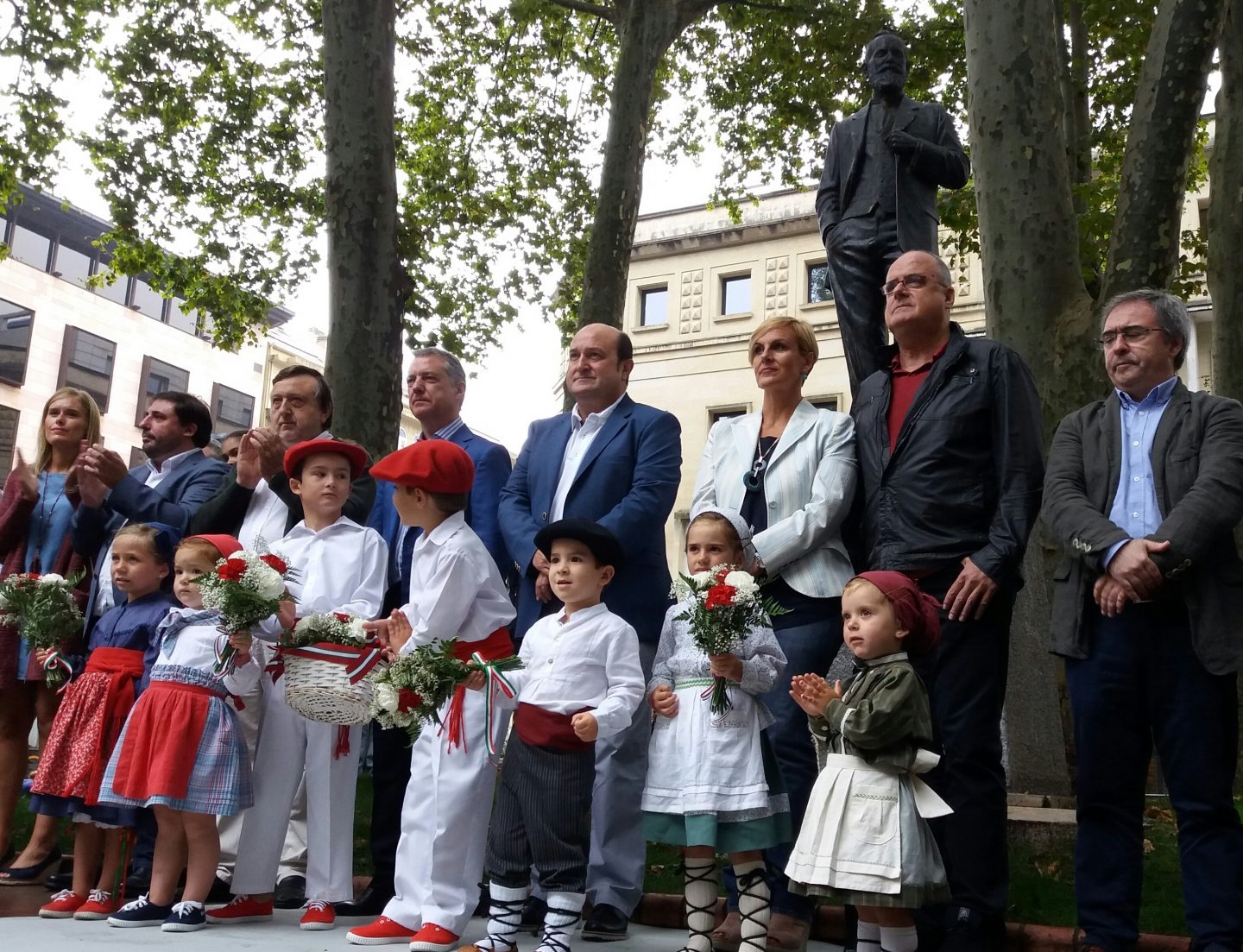 La dirección del PNV ante la estatua de Sabino Arana durante el acto celebrado esta mañana.