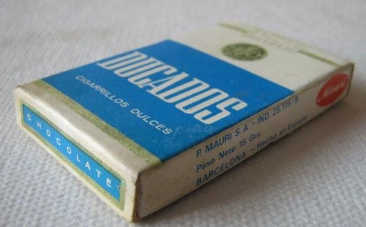 Paquete de cigarrillos de chocalate con la marca Ducados.