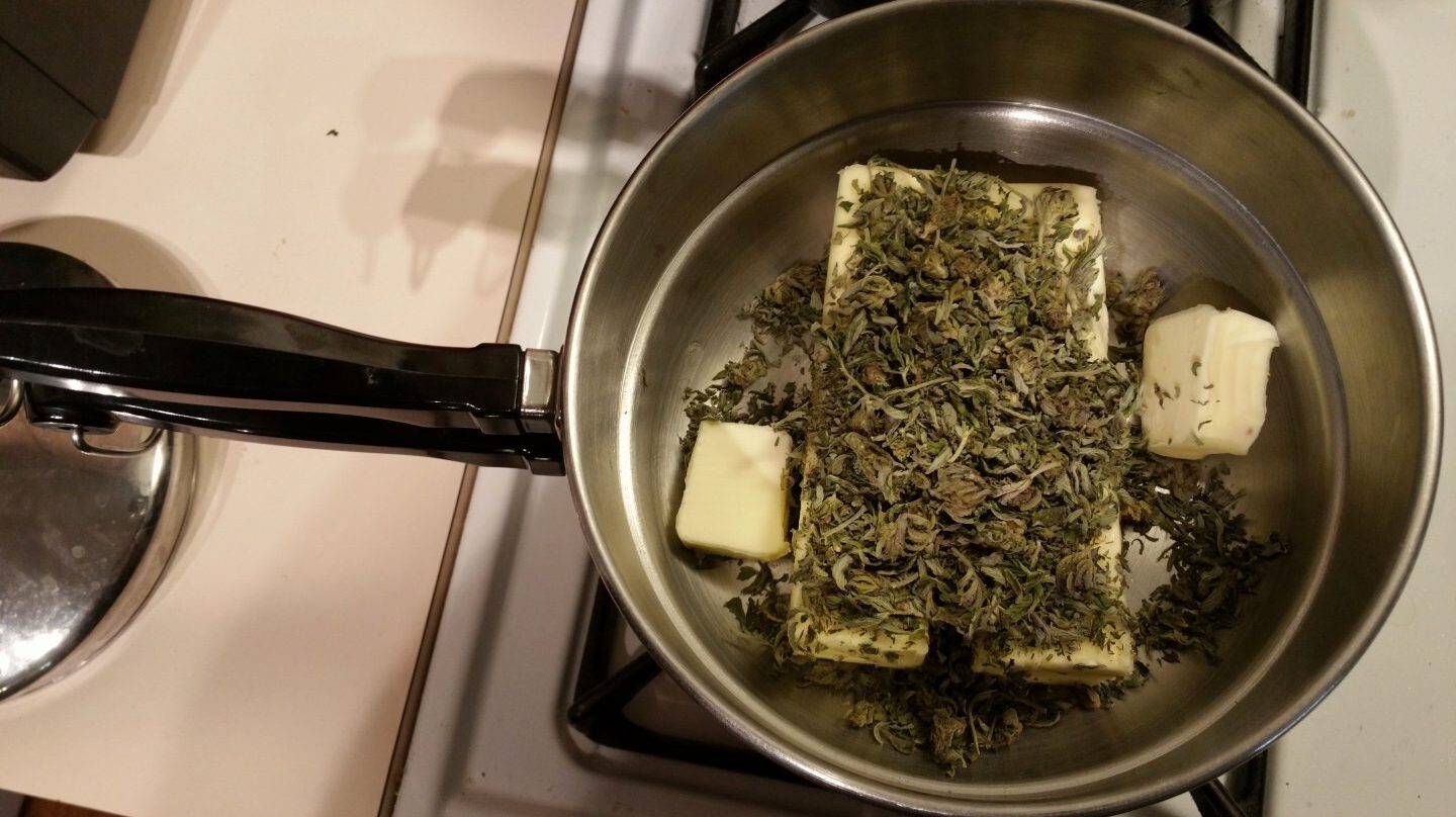 Preparando marihuana con mantequilla para consumo medicinal