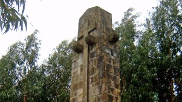 Cuatro hospitalizados en Larrabetzu durante el derribo de una cruz franquista