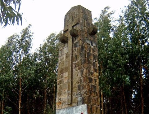 Cuatro hospitalizados en Larrabetzu durante el derribo de una cruz franquista