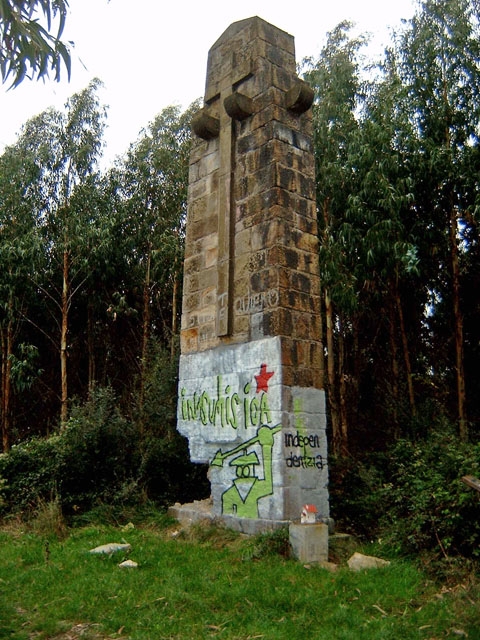 Cuatro hospitalizados en Larrabetzu durante el derribo de una cruz franquista