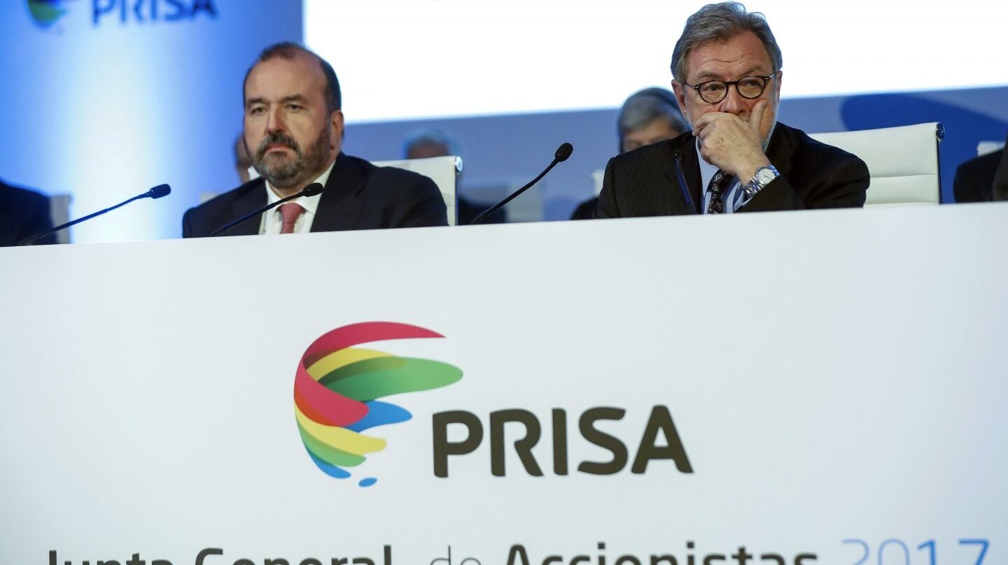 El presidente de Prisa, Juan Luis Cebrián, junto al consejero delegado de la compañía, José Luis Sainz, el pasado viernes en la junta en la que se anunció su relevo.