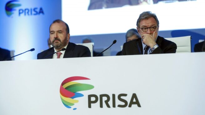 El presidente de Prisa, Juan Luis Cebrián, junto al consejero delegado de la compañía, José Luis Sainz, el pasado viernes en la junta en la que se anunció su relevo.