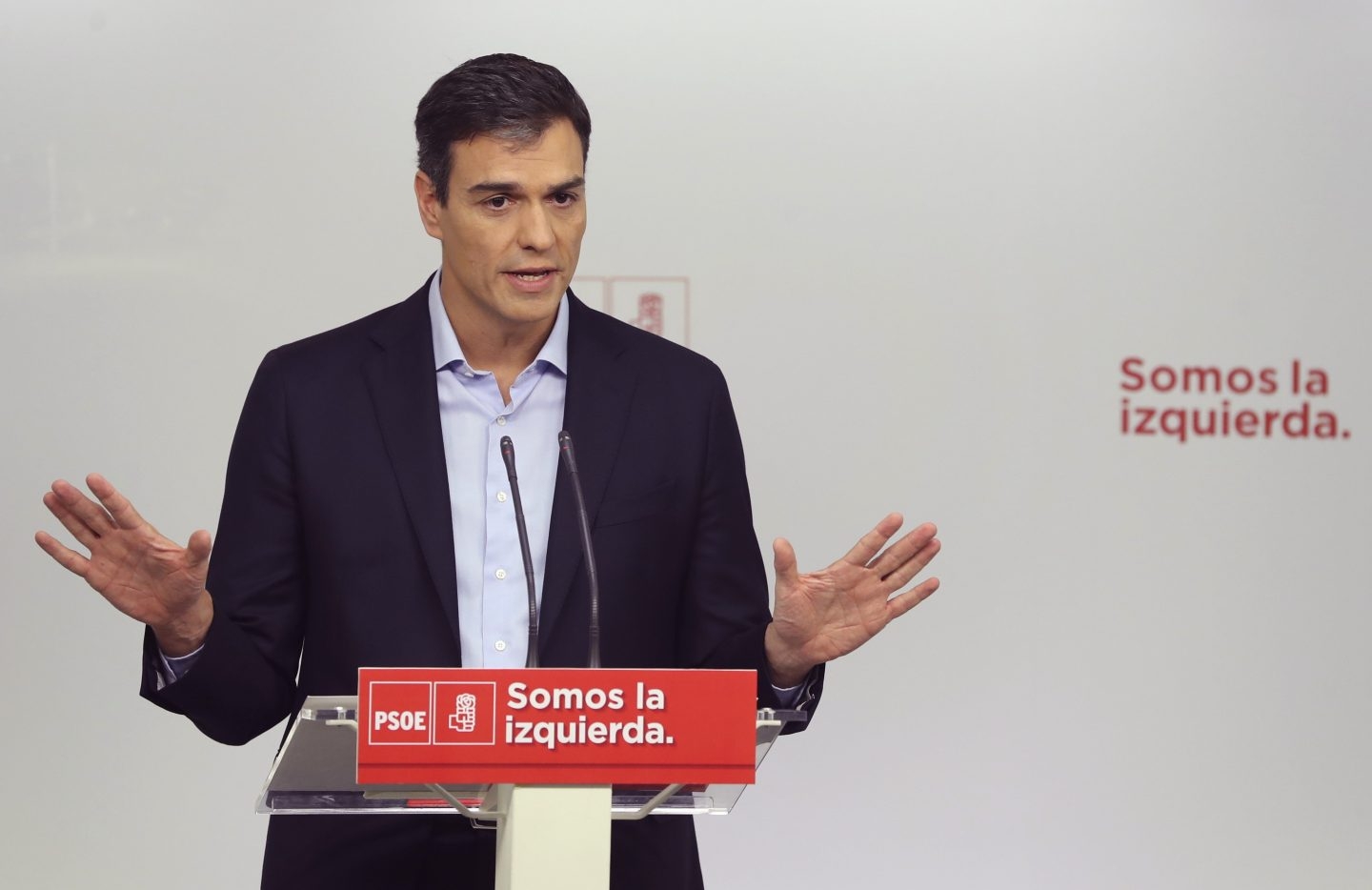 Sánchez exige la dimisión de Rajoy hoy mismo "por dignidad" pero da portazo a Iglesias