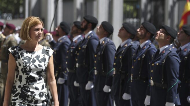 La ministra de Defensa, María Dolores de Cospedal, pasa revista durante la celebración del 40 aniversario del ministerio.