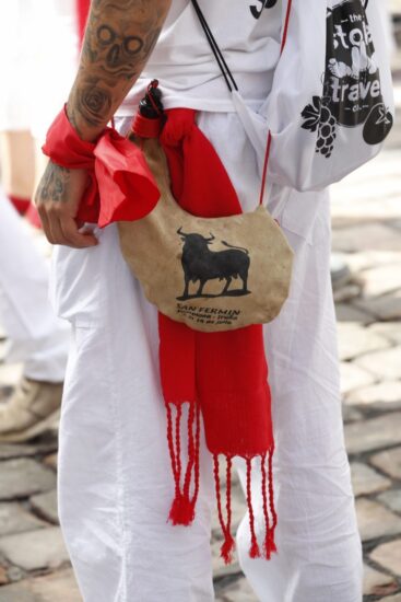 Un mozo bien pertrechado toma posiciones en la plaza Consistorial de Pamplona.