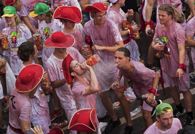 Ambiente en la plaza del Ayuntamiento de Pamplona antes de que comiencen las fiestas de San Fermín.