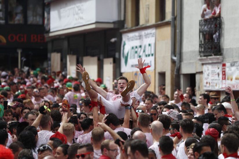 Ambiente en la plaza Consistorial de Pamplona, antes del tradicional "chupinazo" que da comienzo a las fiestas de San Fermín.