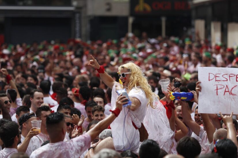 Ambiente en la plaza Consistorial de Pamplona, antes del tradicional "chupinazo" que da comienzo a las fiestas de San Fermín.