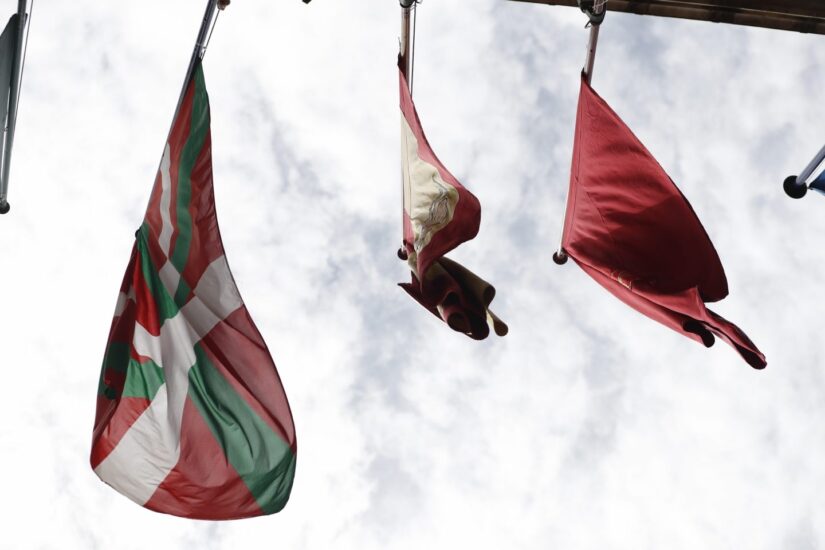 Las banderas ondean en el Ayuntamiento de Pamplona momentos antes del "chupinazo" con el que darán comienzo las Fiestas de San Fermín.