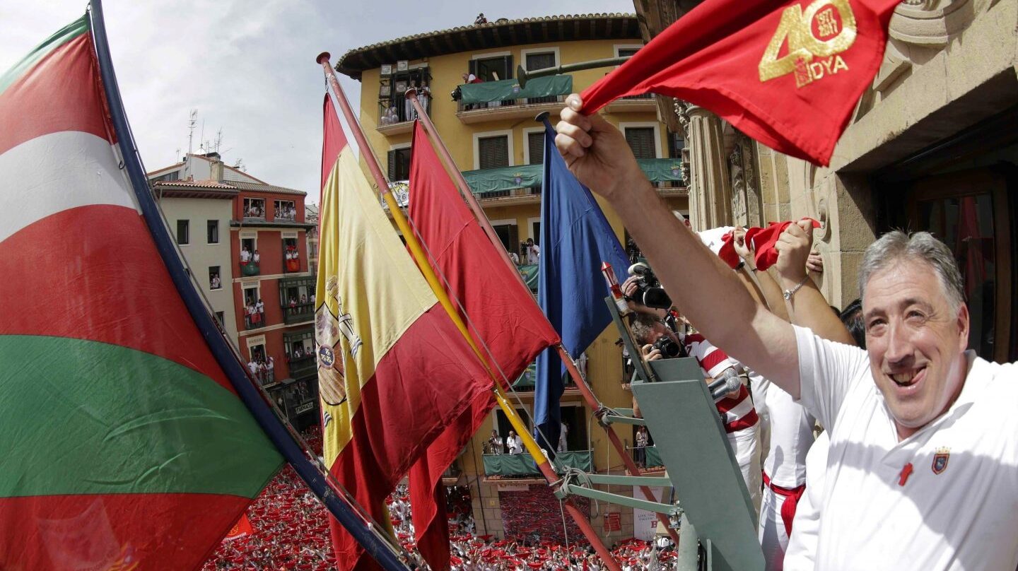 El alcalde de Pamplona, Joseba Asiron, en el balcón del Ayuntamiento tras el chupinazo.