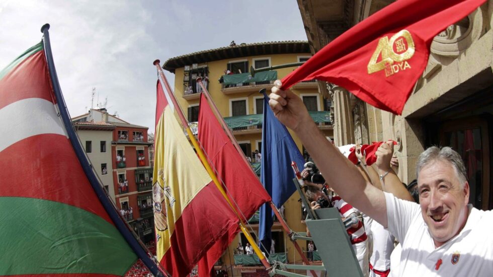 El alcalde de Pamplona, Joseba Asiron, en el balcón del Ayuntamiento tras el chupinazo.