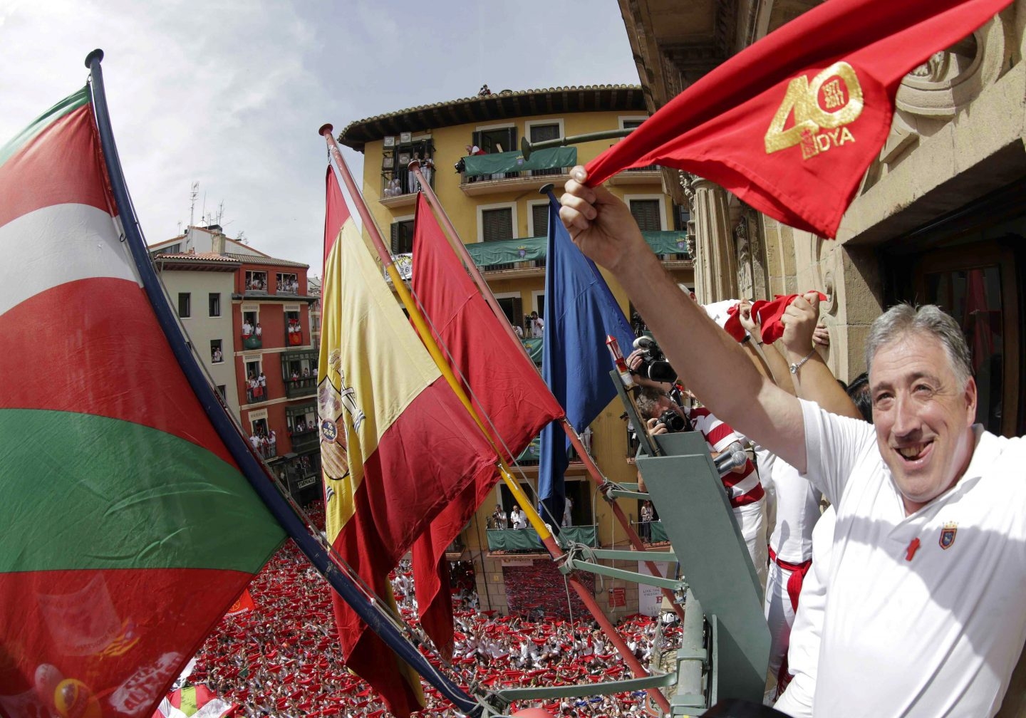 El alcalde de Pamplona, Joseba Asiron, en el balcón del Ayuntamiento tras el chupinazo.