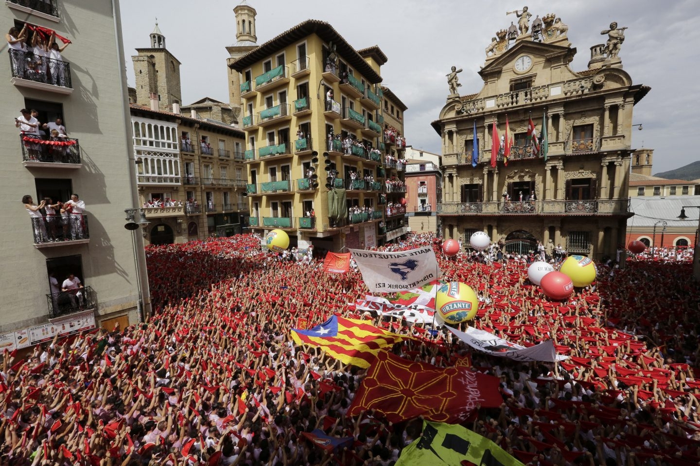 Miles de personas festejan con sus pañuelos rojos alzados el inicio de las fiestas de San Fermín.