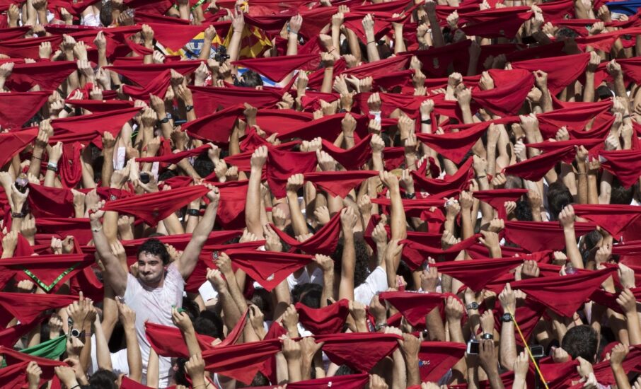 Miles de personas festejan con sus pañuelos rojos alzados el inicio de las fiestas de San Fermín.