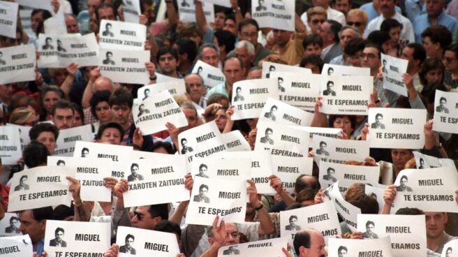 pancartas miguel angel blanco madrid Fotografía de archivo del 11-7-1997 de la manifestación que miles de personas llevaron a cabo en Ermua (Vizcaya) para pedir la libertad de Miguel Ángel Blanco.