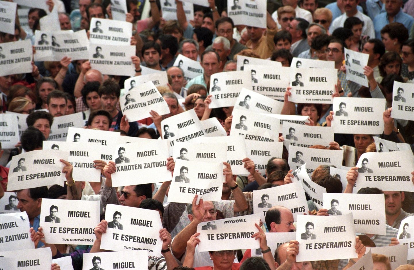 Fotografía de archivo del 11-7-1997 de la manifestación que miles de personas llevaron a cabo en Ermua (Vizcaya) para pedir la libertad de Miguel Ángel Blanco.