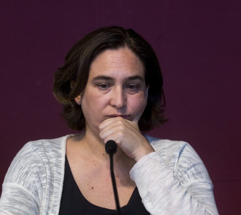 Colau presenta un contencioso contra la disolución de DiploCat por parte del Gobierno