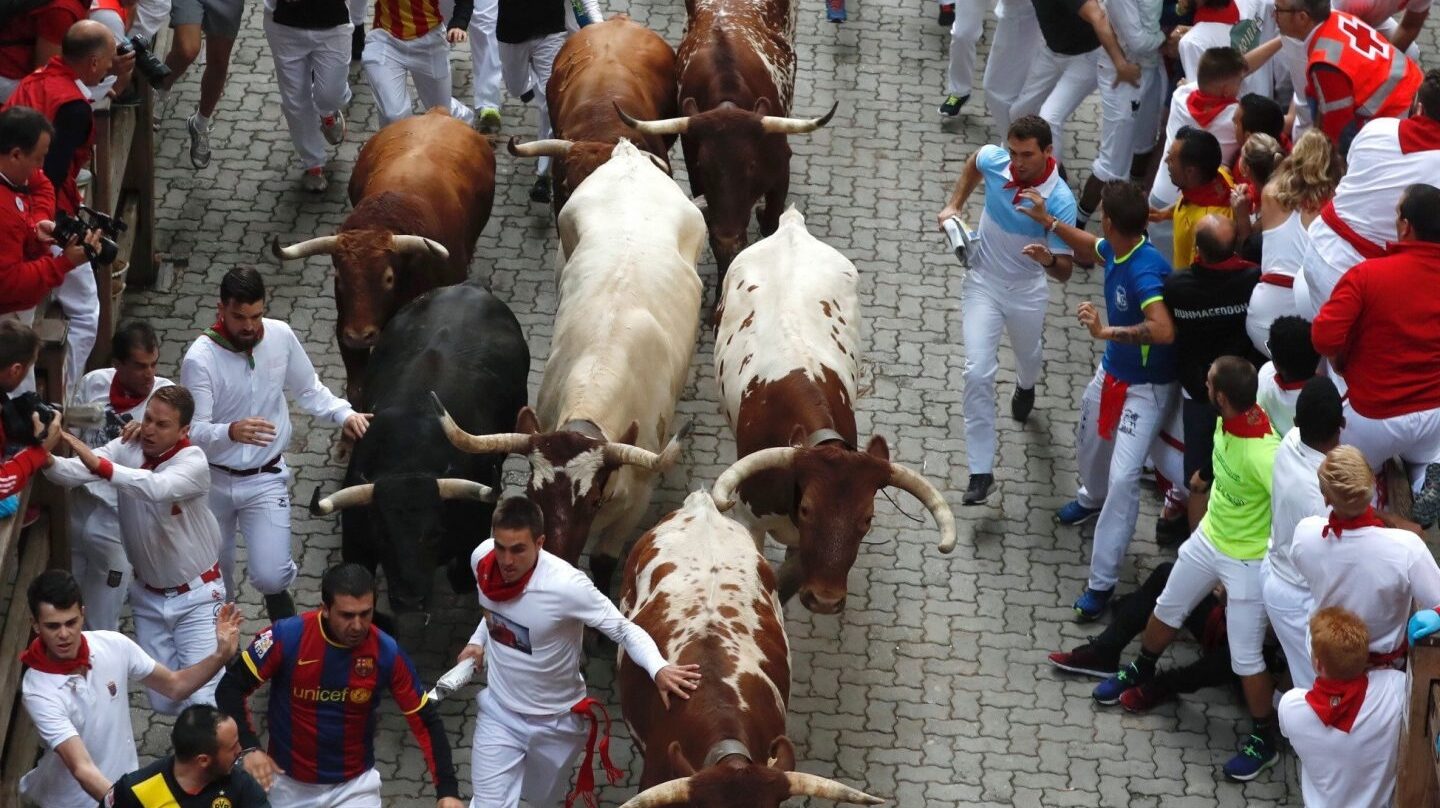 Los mozos corren entre los toros de la ganadería gaditana de Jandilla, durante el quinto encierro de San Fermín 2017.