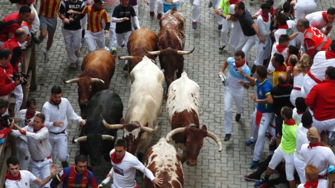 Los mozos corren entre los toros de la ganadería gaditana de Jandilla, durante el quinto encierro de San Fermín 2017.