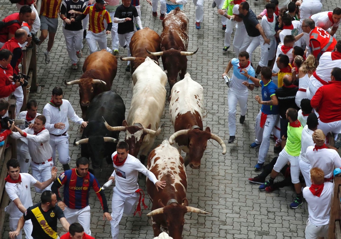 Los mozos corren entre los toros de la ganadería gaditana de Jandilla, durante el quinto encierro de San Fermín 2017.