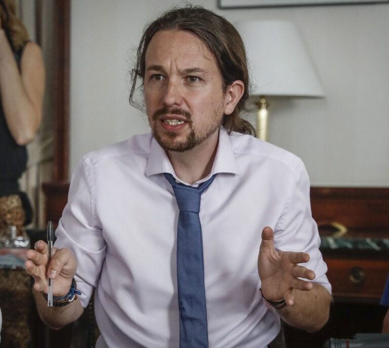 Iglesias arremete contra un Gobierno "violento" y calla sobre los independentistas