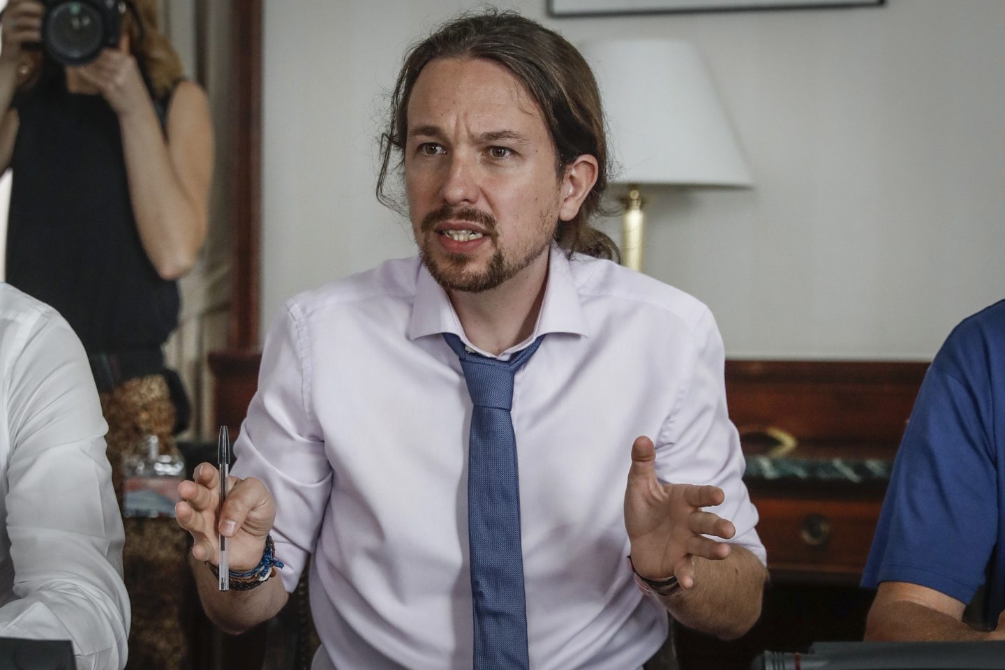 El secretario general de Podemos, Pablo Iglesias, durante la reunión que ha mantenido hoy con organizaciones ecologistas.