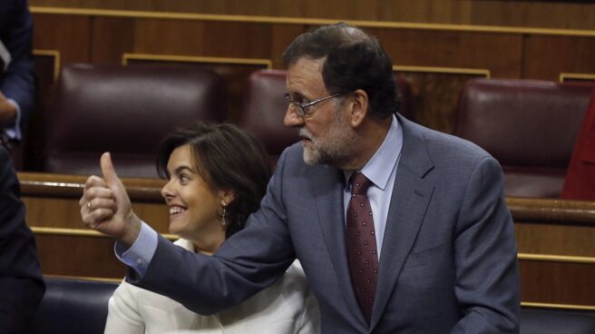 El presidente del Gobierno, Mariano Rajoy y la vicepresidenta, Soraya Sáenz de Santamaría, durante el pleno del Congreso.