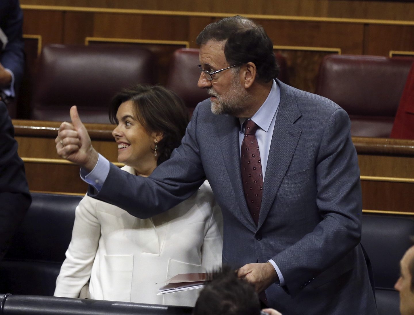 El presidente del Gobierno, Mariano Rajoy y la vicepresidenta, Soraya Sáenz de Santamaría, durante el pleno del Congreso.