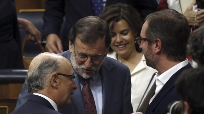 El presidente del Gobierno, Mariano Rajoy y el ministro de Hacienda, Cristóbal Montoro, en el pleno en el que se aprobó el techo de gasto.