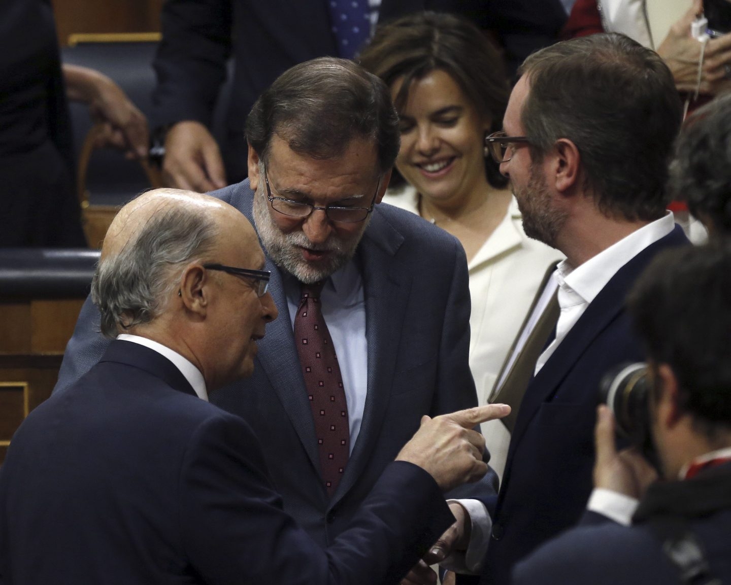 El presidente del Gobierno, Mariano Rajoy y el ministro de Hacienda, Cristóbal Montoro, en el pleno en el que se aprobó el techo de gasto.